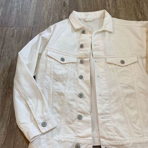 H&M white jean jacket size says xs but im an xl and i can put it on - Picture 2 of 4